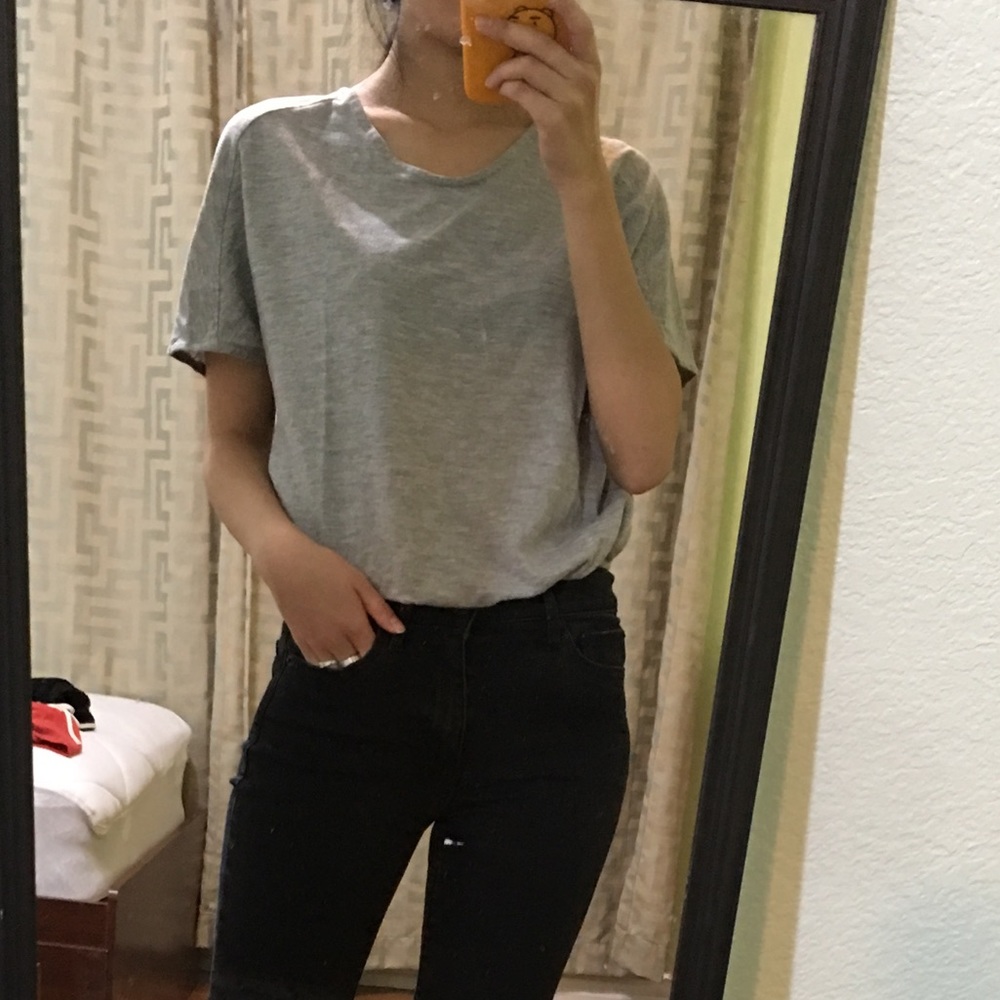 uniqlo gray tshirt